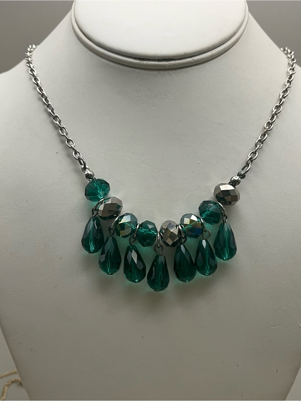 Silver Tone Emerald Green Crystal Teardrop Bib Necklace Faceted Bead Fringe Chok